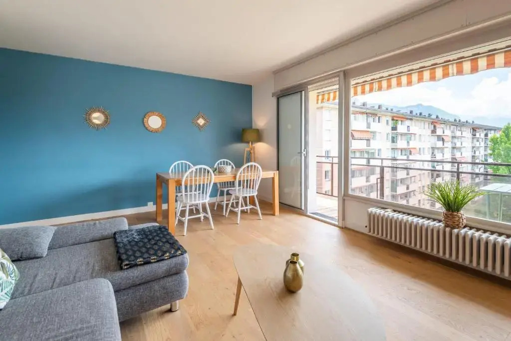 Spacious T3 apartment with a balcony near the old town