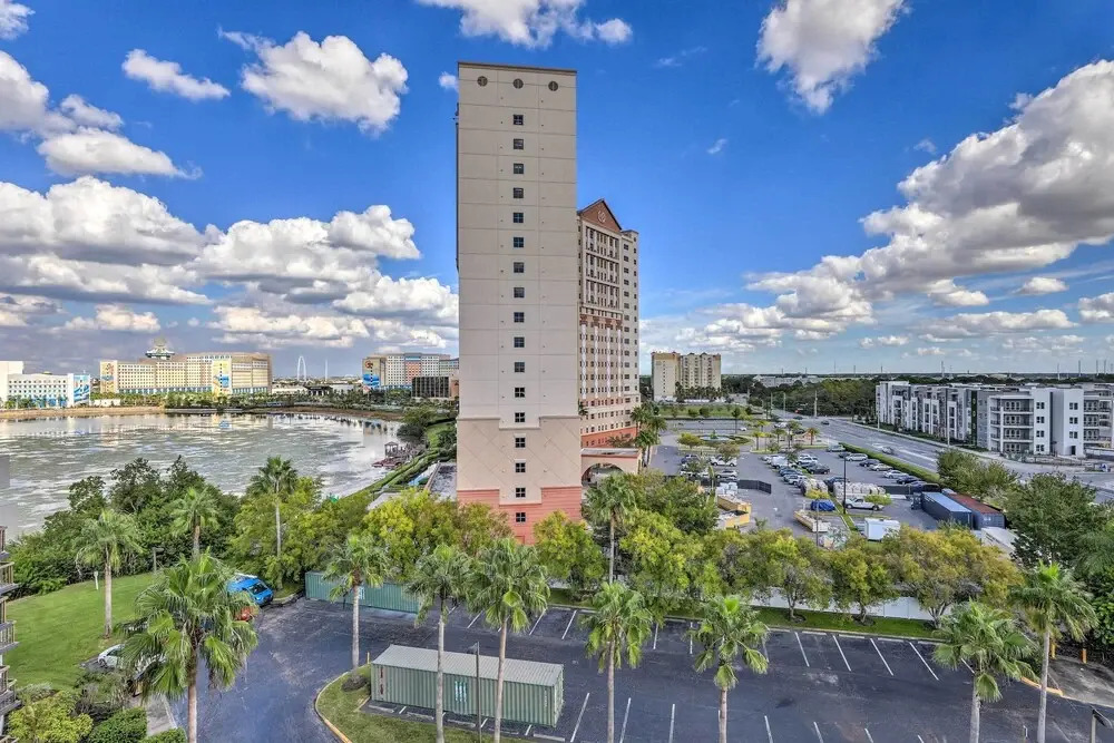 Orlando Condo w/ Balcony: 1.3 Miles to Universal!