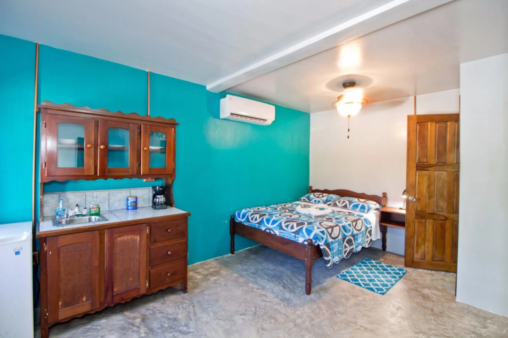 Sandbar Beachfront Hotel & Hostel Restaurant