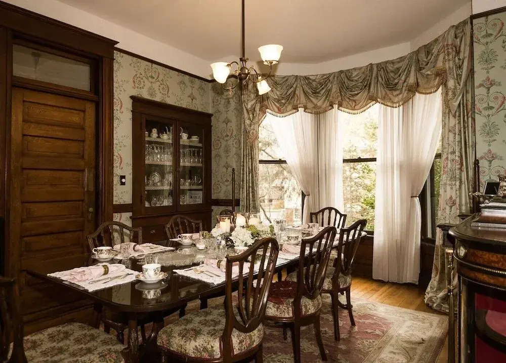 1899 Wright Inn and Carriage House