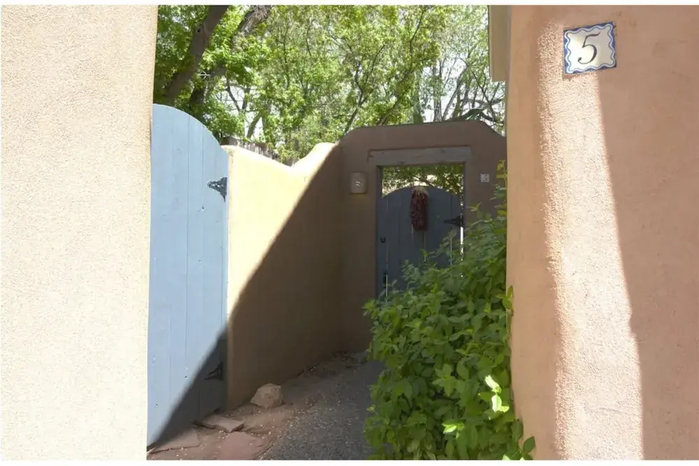 Buenas Noches - Quintessential Eastside Getaway With Spacious Patio, Two Kiva Fireplaces, Walk to Canyon Rd. and the Plaza
