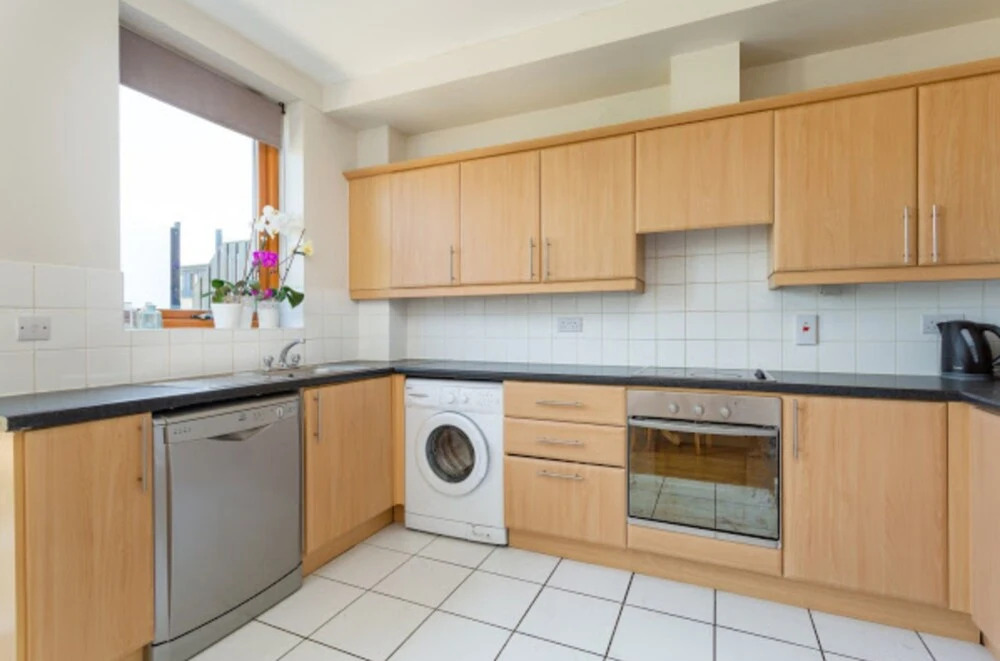 Modern 2 Bedroom Apartment With Private Balcony