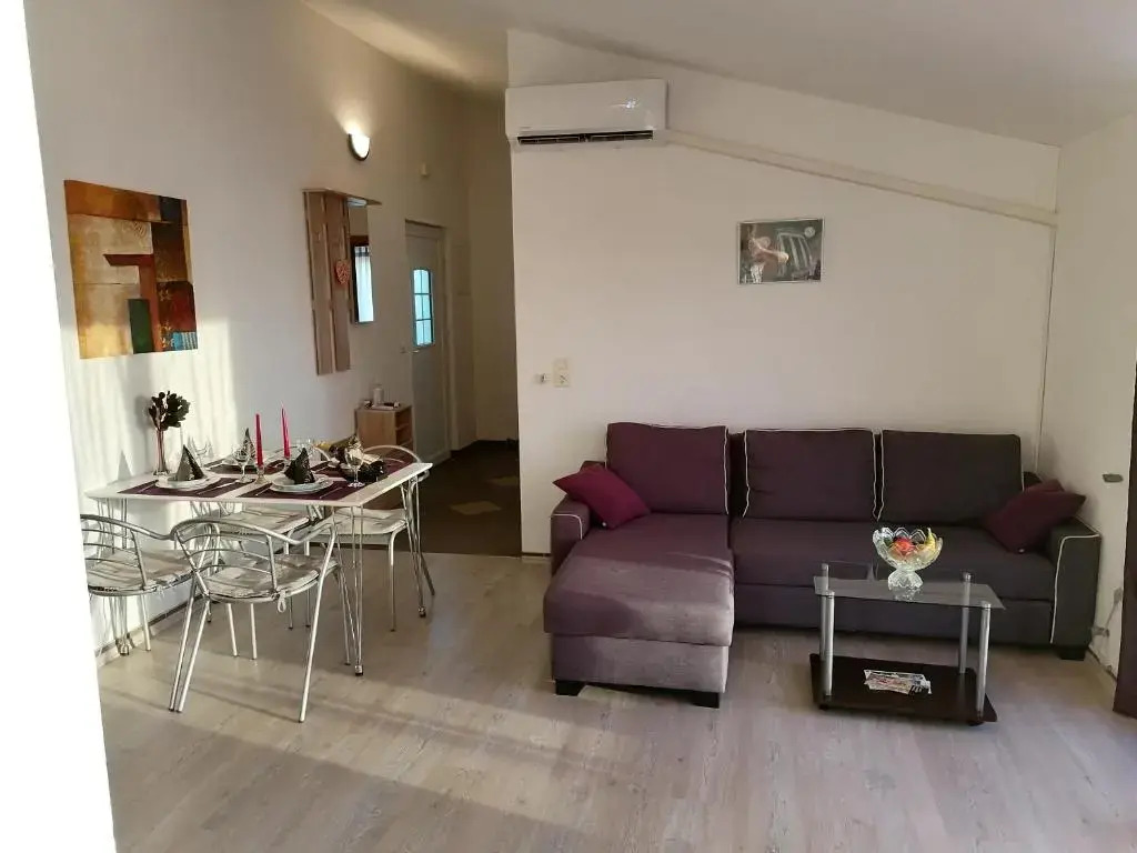 Jacqueline Apartment