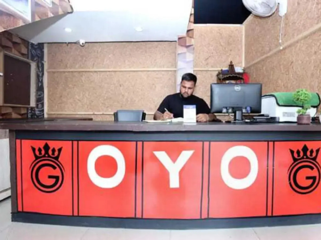 Oyo 92531 Hotel Golden Crown