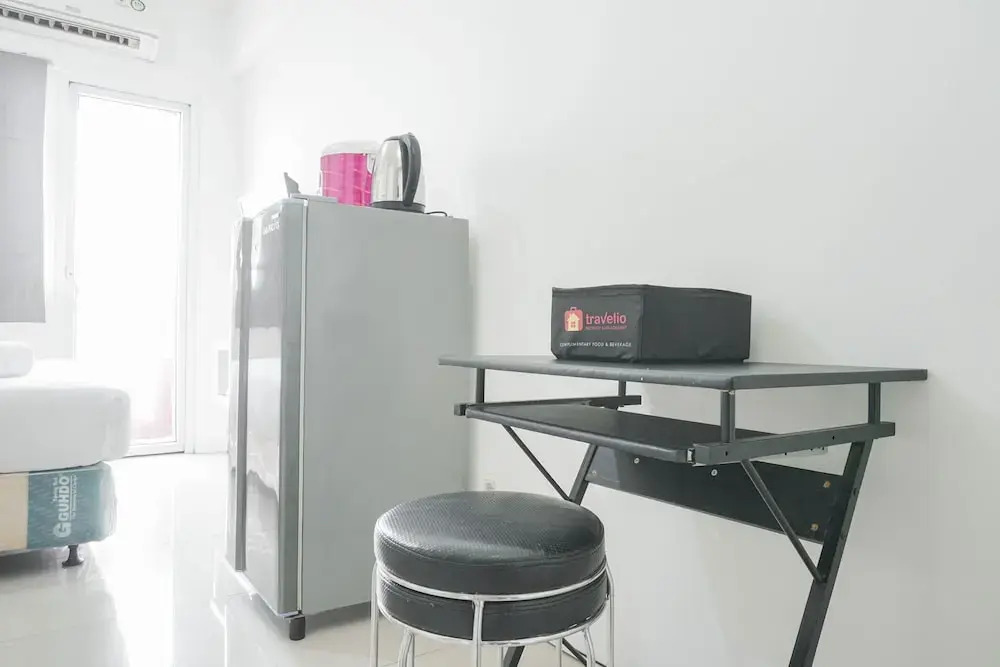 Homey And Comfortable Studio At Green Pramuka City Apartment