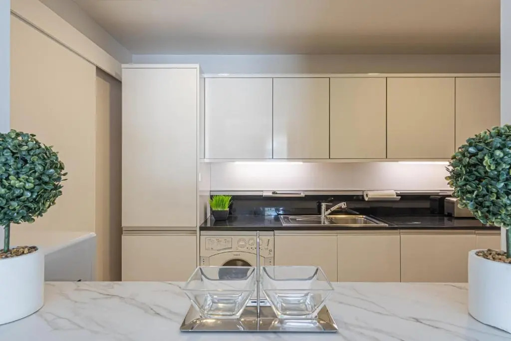 HiGuests - Luxurious 1BR in Palms with Private Beach Access