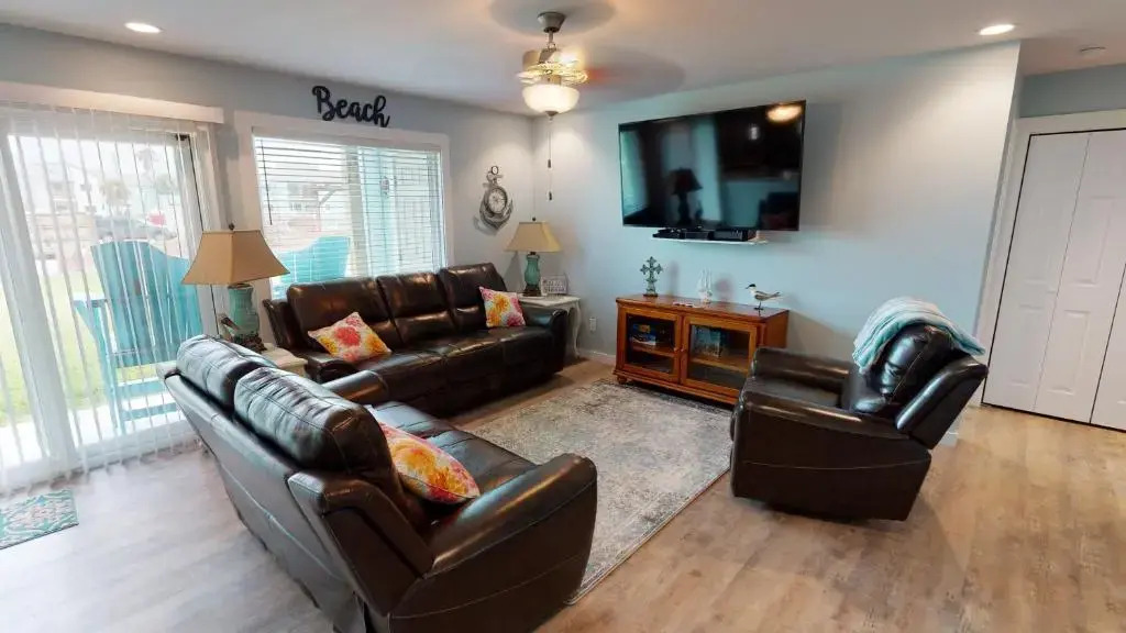 AH-B106 Completely Remodeled Ground Floor Condo, Overlooking PoolHot Tub