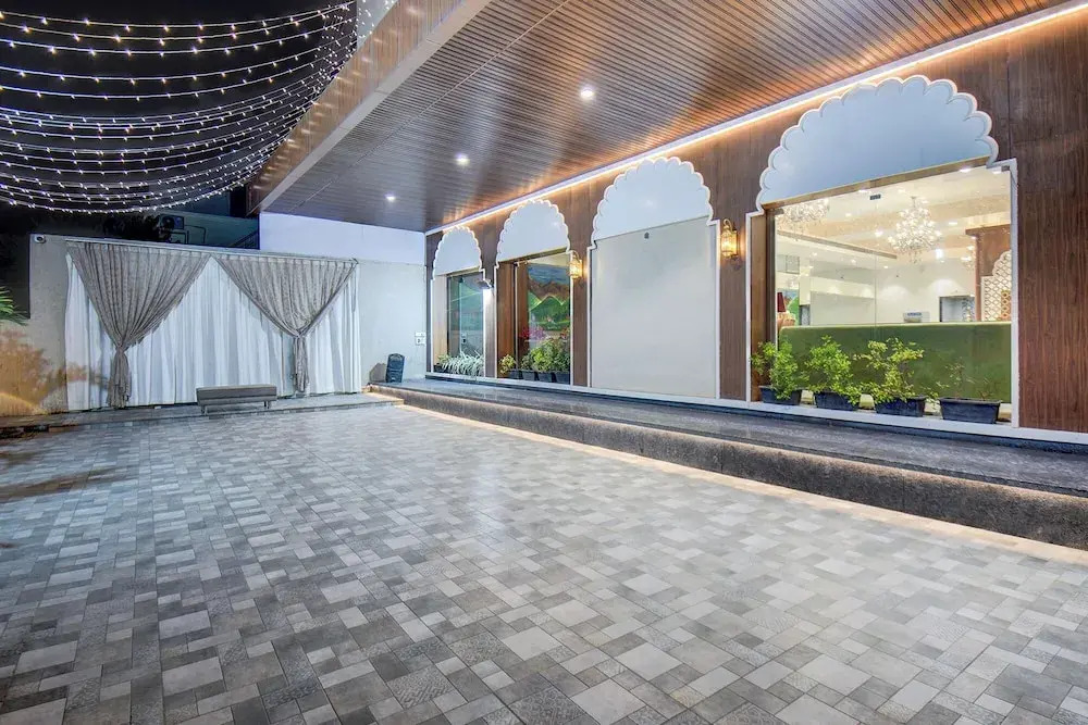 FabHotel Chhappan