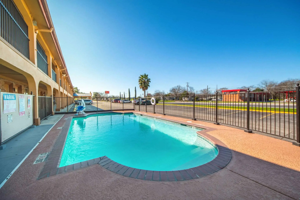 Econo Lodge San Marcos University Area