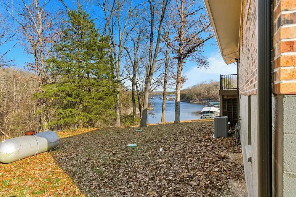 Lakeside Brick Retreat For 8