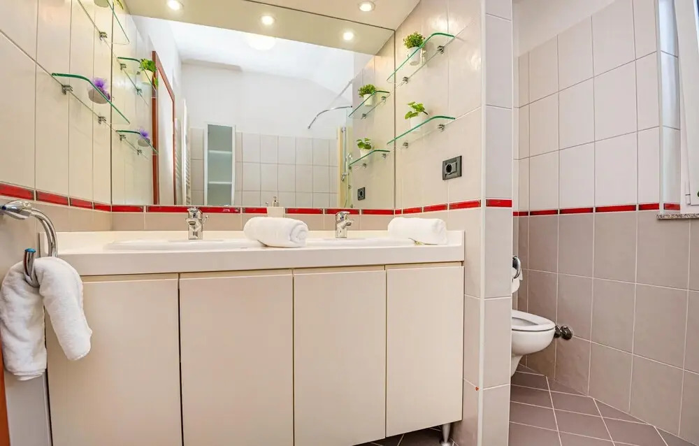 4 Bedroom Stunning Home In Brodarica