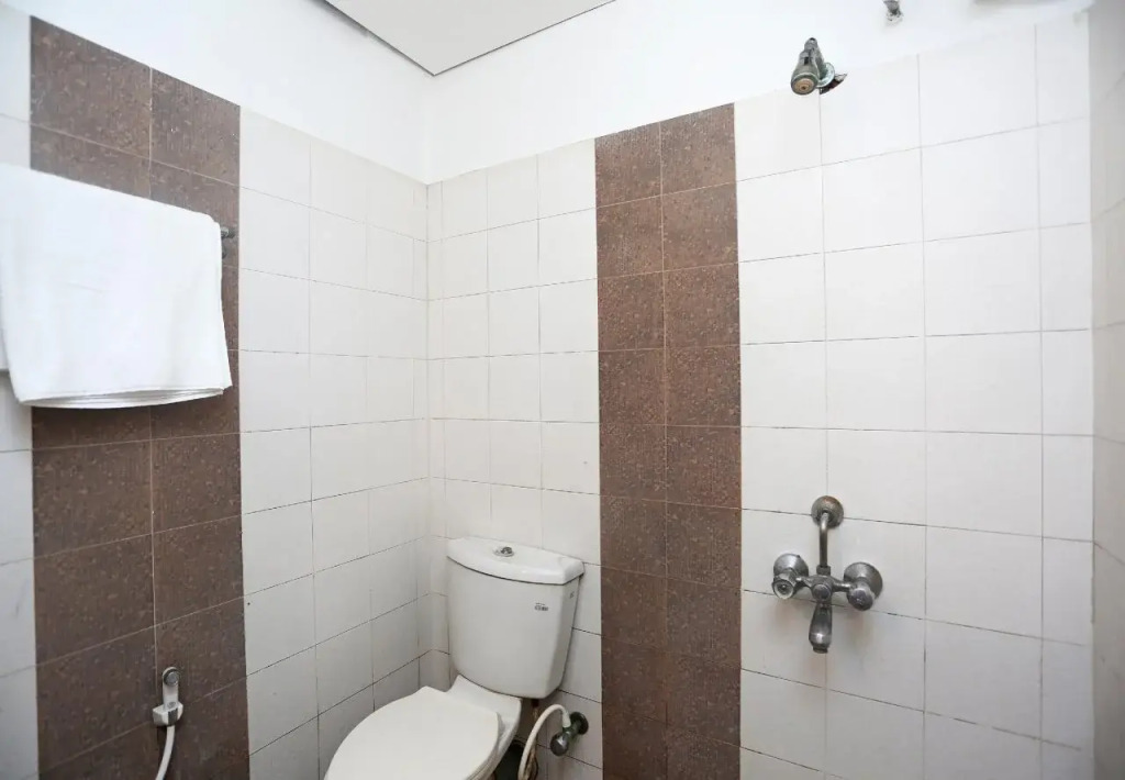 Gujral Hotel By OYO Rooms