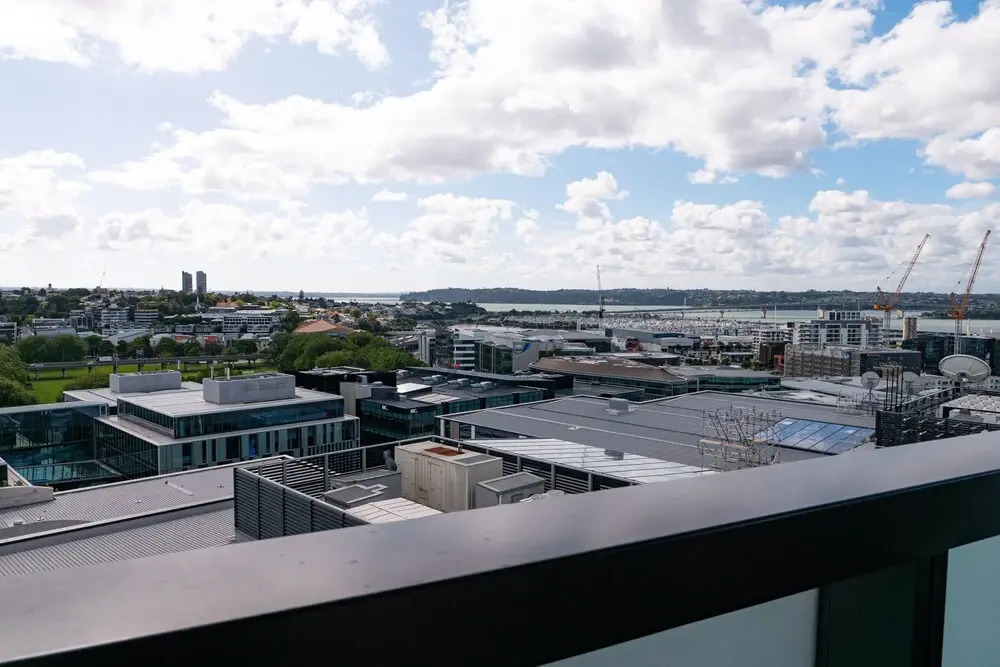 Stunning 2 Bedroom Apartment With City and Harbour Views in the CBD