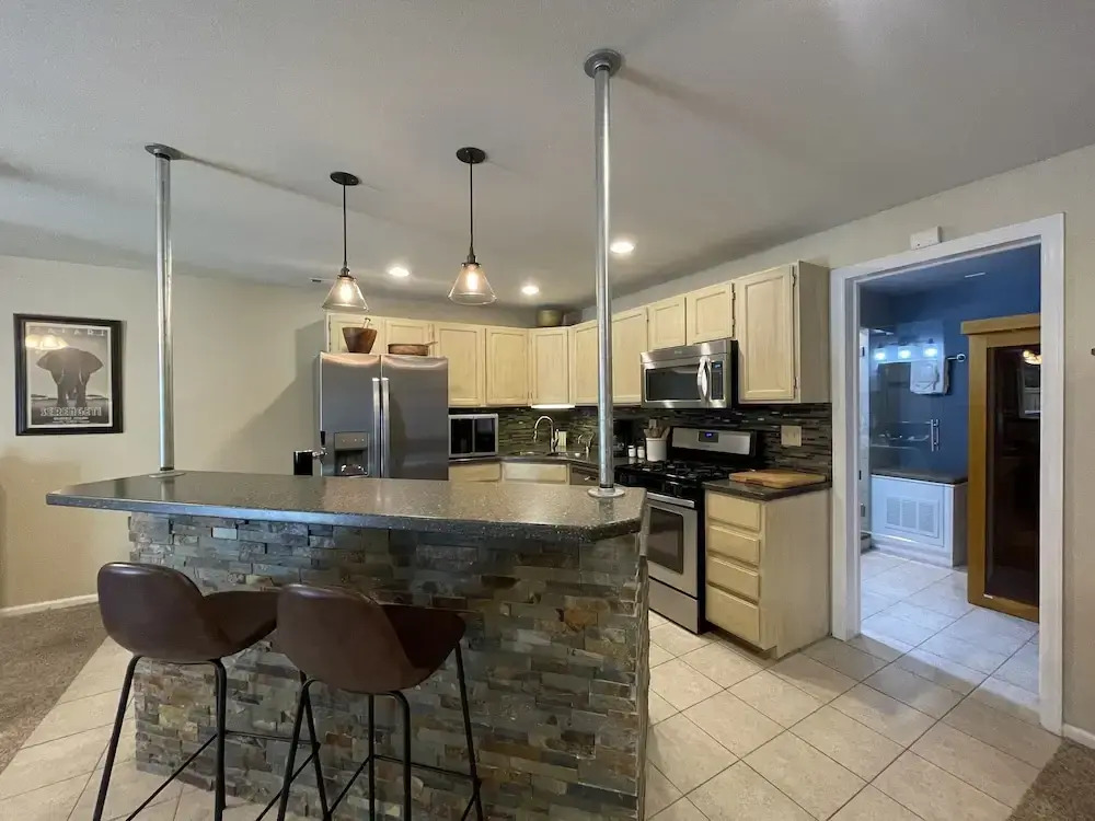 Couples Retreat With Hot Tub, Sauna and Steam Room