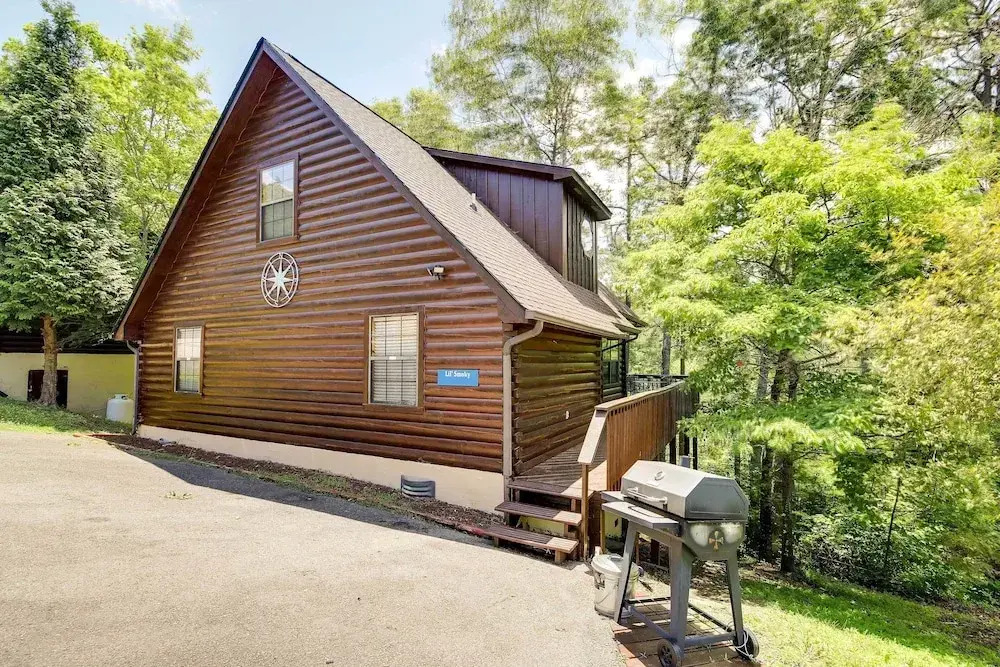 Sevierville Cabin w/ Hot Tub, Views & Pool Access!