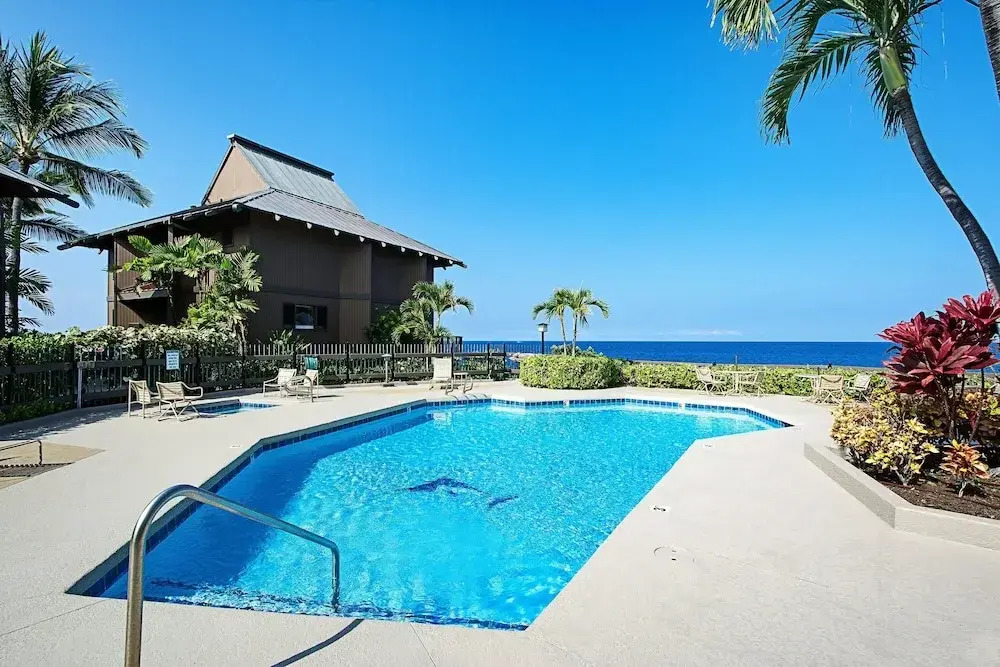 Beautiful Oceanfront - Air-conditioned - Sleeps 6 - Walk to Beach - Vrkcv