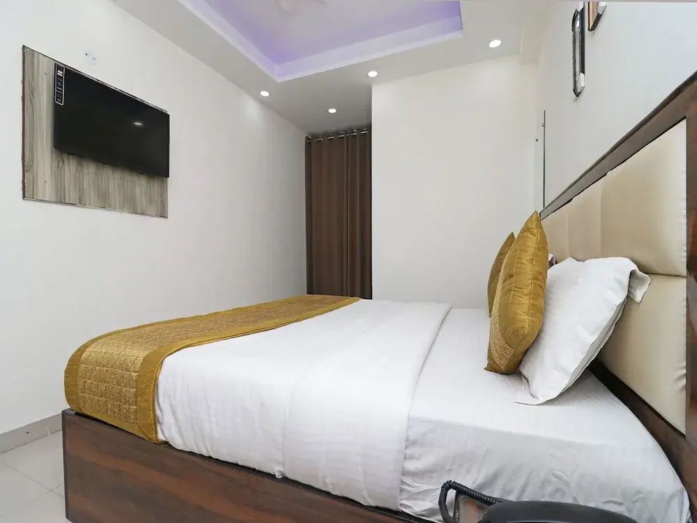 OYO 11633 Hotel Sweet Palace