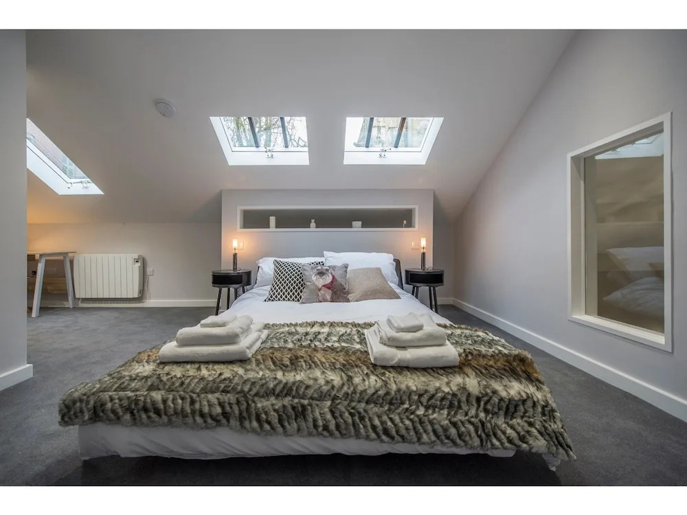 Modern, Stunning and Elegant 2 Bedroom Apt for 4