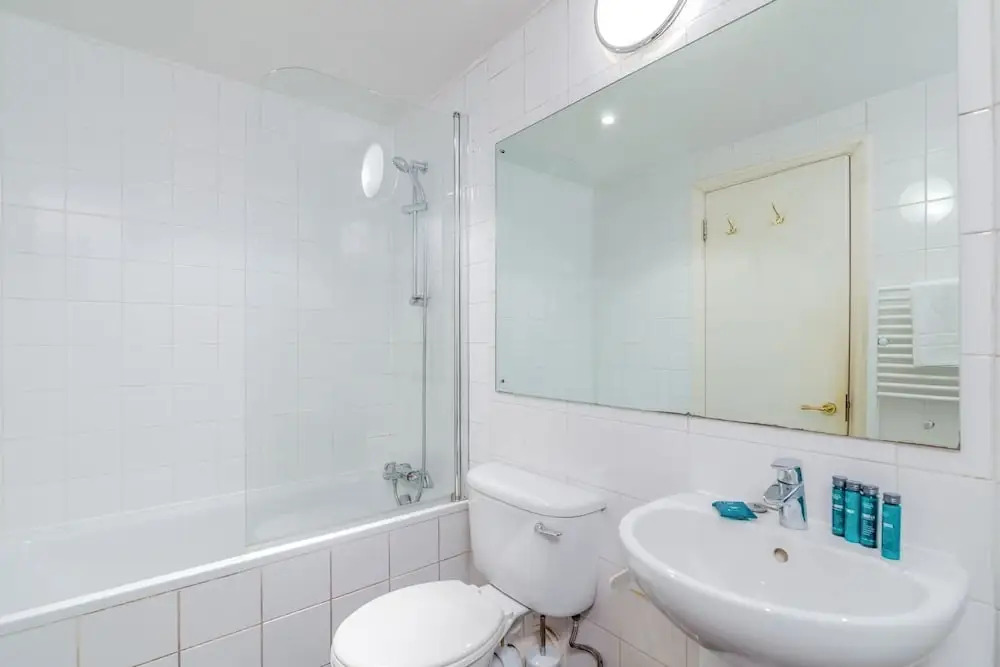 Charming 2 Bed Home In West Kensington Fits 4