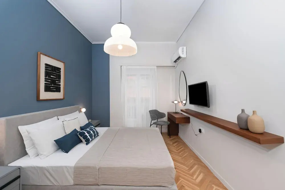 Spacious & Stylish Athens Apartment - Walk To Metro