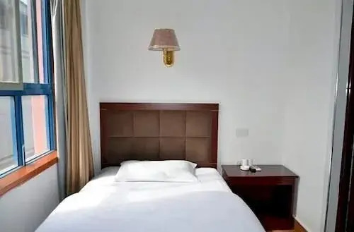 Wuhan Tianlun Holiday Hotel (Panlongcheng Jiahai Industrial Park)(武汉天伦假日宾馆（盘龙城佳海工业园店）)
