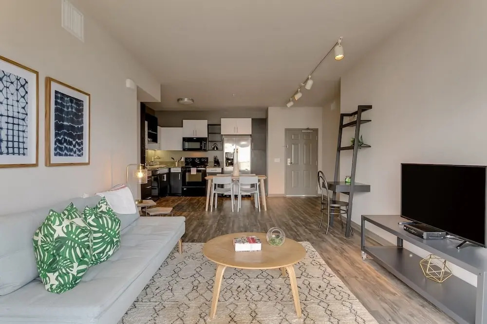 Walk to Beach 2-bdrm w/ Pool, Gym, Rooftop Lounge
