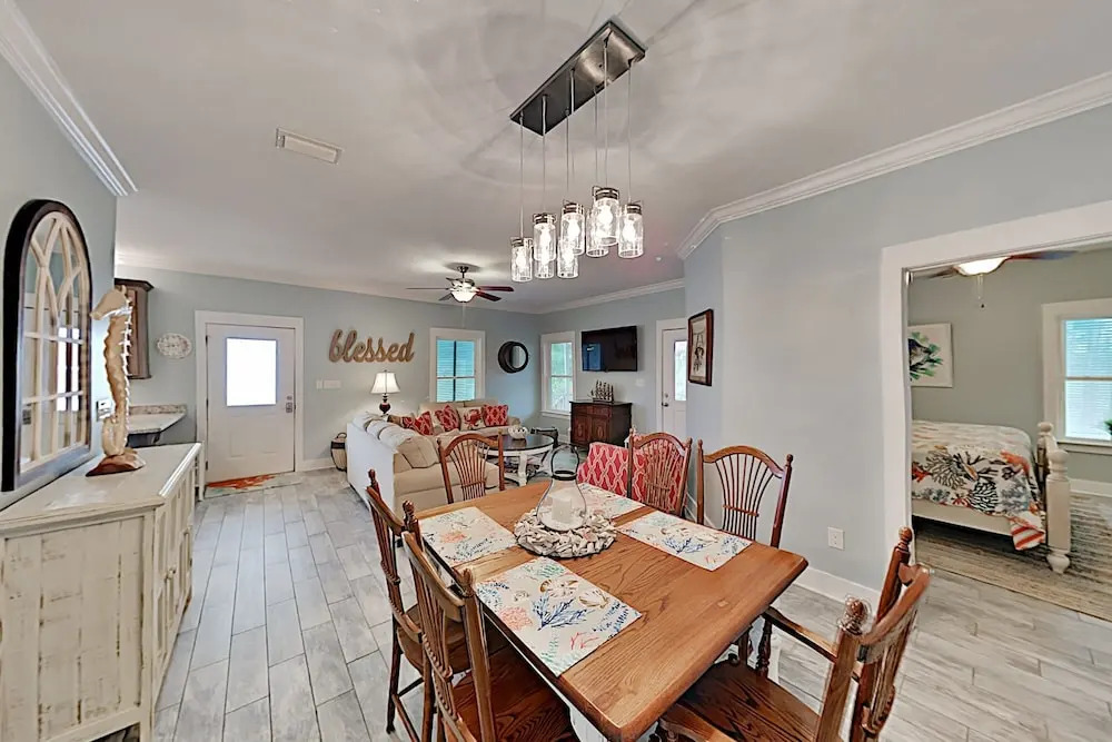 Stylish Beach W/ 2 Pools & Screened Deck 3 Bedroom Cottage