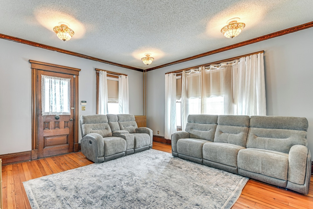 2 Mi to Dtwn Schenectady! Spacious Retreat
