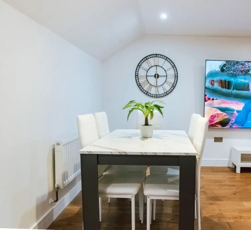 Remarkable, Penthouse - 3-bed Apartment in Purley