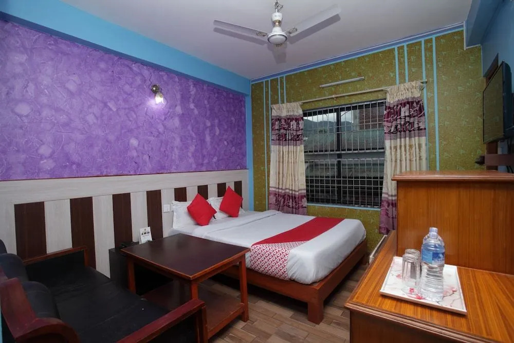 OYO 618 Hotel Middle Point