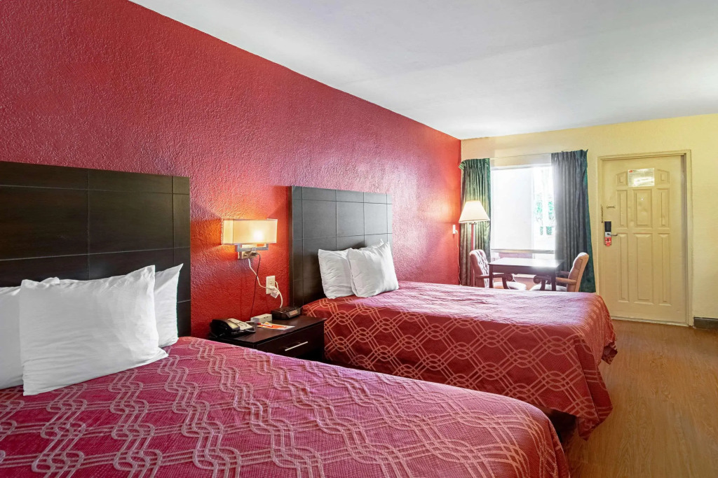 Econo Lodge Inn & Suites Clearwater Central