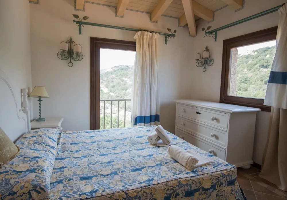 Beautiful Giardino Degli Oleandri 2 Bedroom Apt Sleeps 6 Plus a Child-childs bed