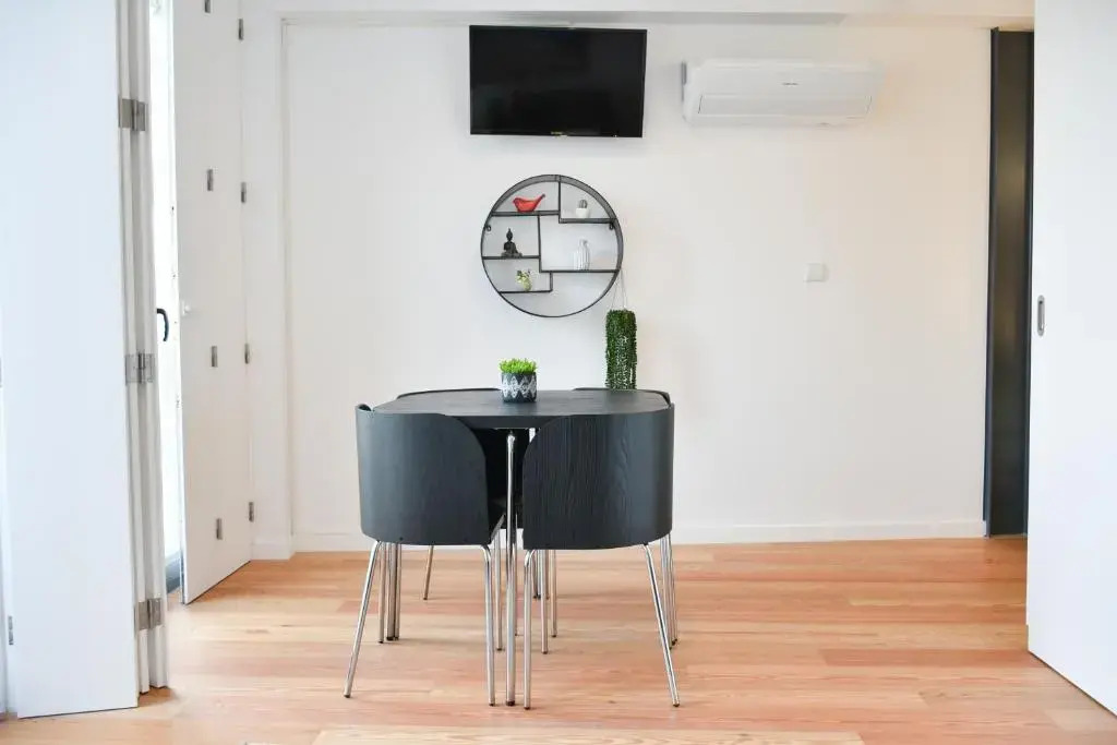 Comfortable&Central w/balcony-9 min walk Trindade