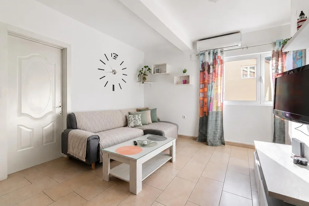 Modern Seaside Apartment With Balcony - Erika