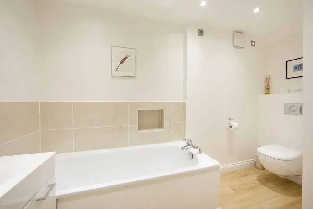 Large 2 Bedroom, 2 Bathroom Apartment, Moments From King's Road - Edith Terrace