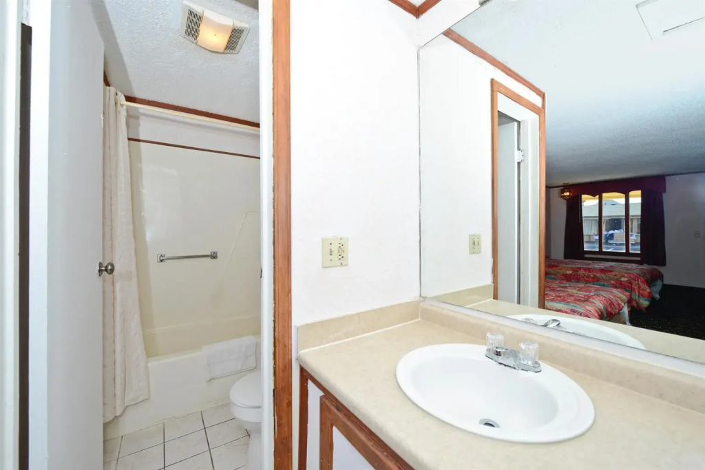 Americas Best Value Inn & Suites Warren Detroit