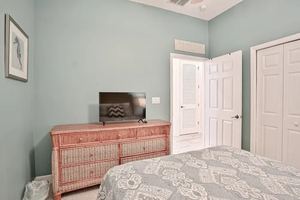Elegant Waterfront Condo With Central AC, Balcony, and Shared Pools & hot Tubs