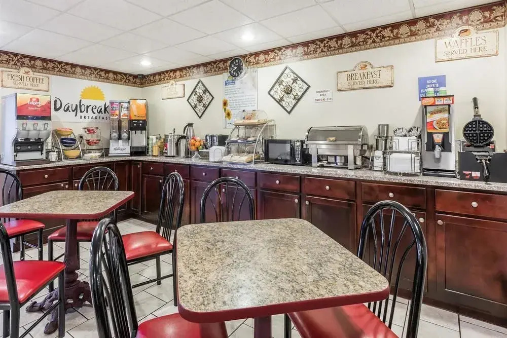 Days Inn And Suites Youngstown / Girard Ohio