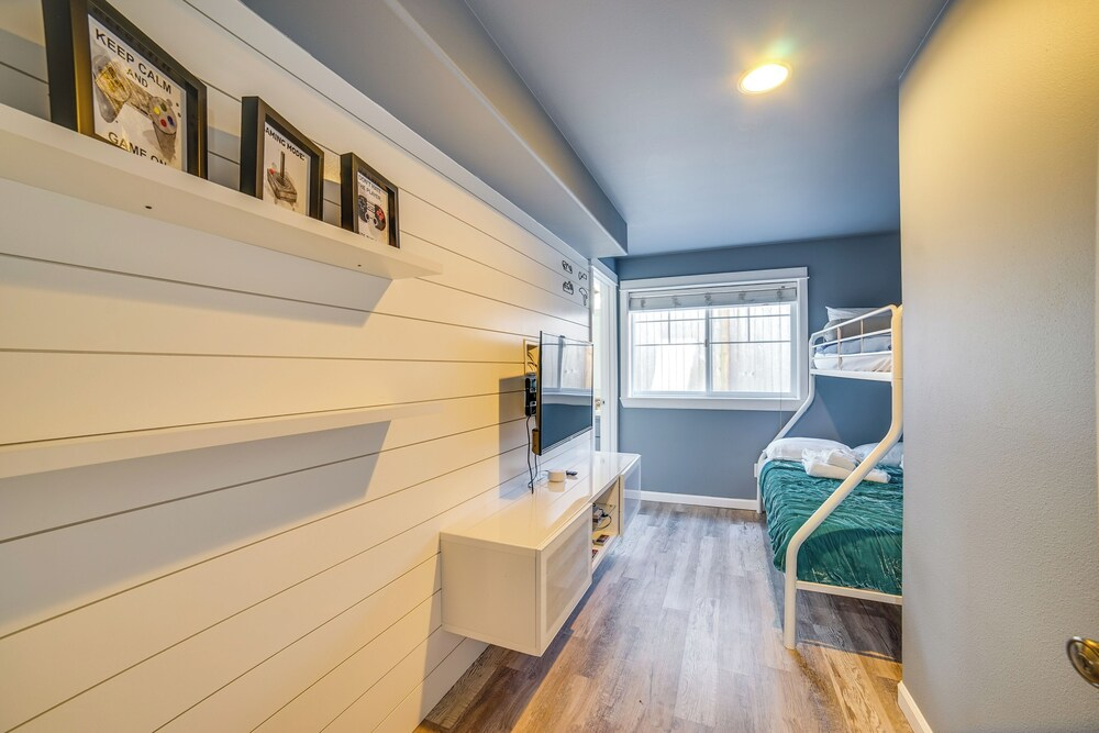 Pet-friendly Seattle Townhome < 1 Mile to Lake!