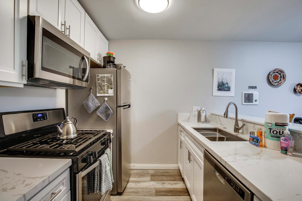 San Diego Studio w/ Pool Access, 2 Mi to Old Town!