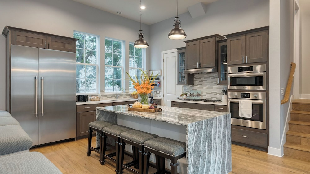 Town Lake Townhouse by Avantstay Hot Tub, Game Room & Skyline Views
