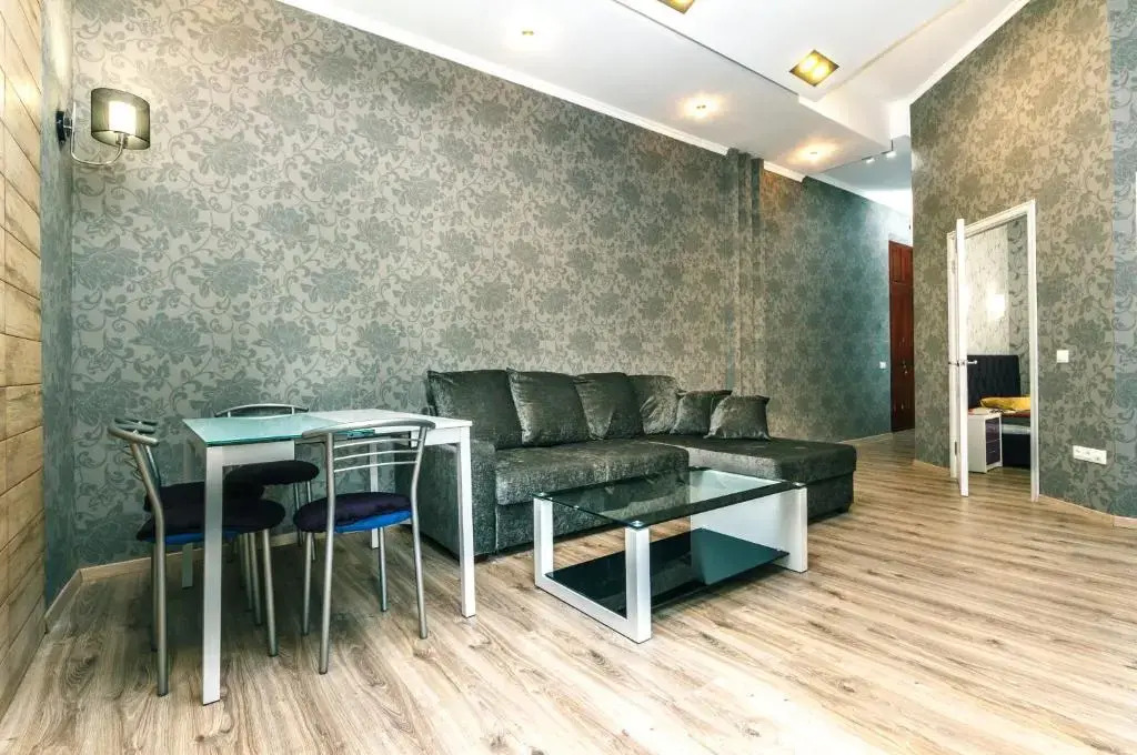 One bedroom. 6 Zankovetskoi St. Near a Khreschatyk