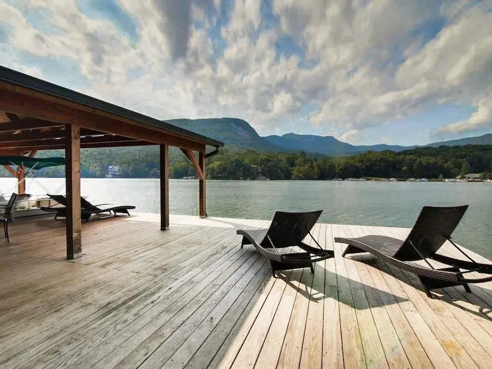 A Lake & Mountain Lodge W/ Lake Access, Hot Tub & Game Room 6 Bedroom Home