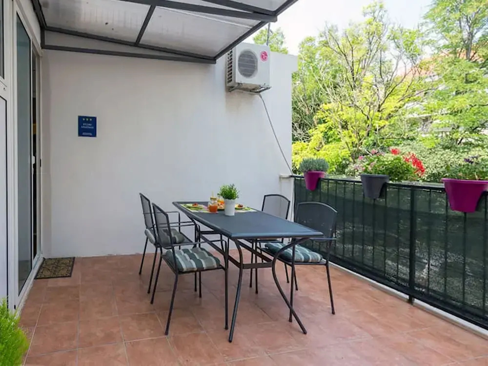 Spacious 1st Floor Apartment With Private Fenced Terrace, Wi-fi and Parking