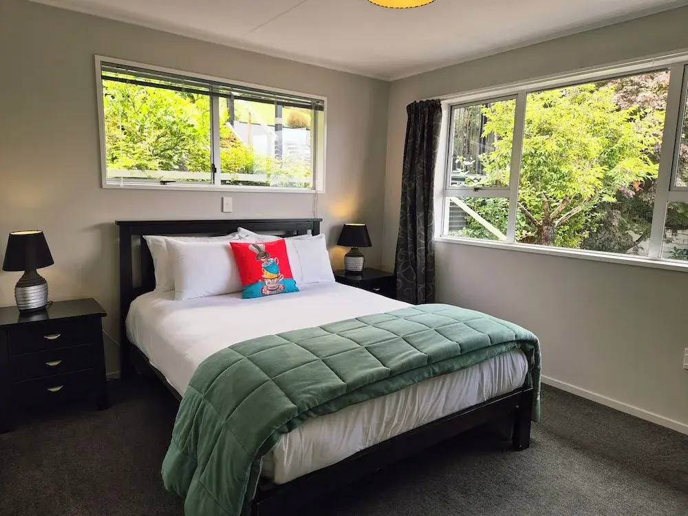 Ocean & Mountain Views 3-bedroom Home