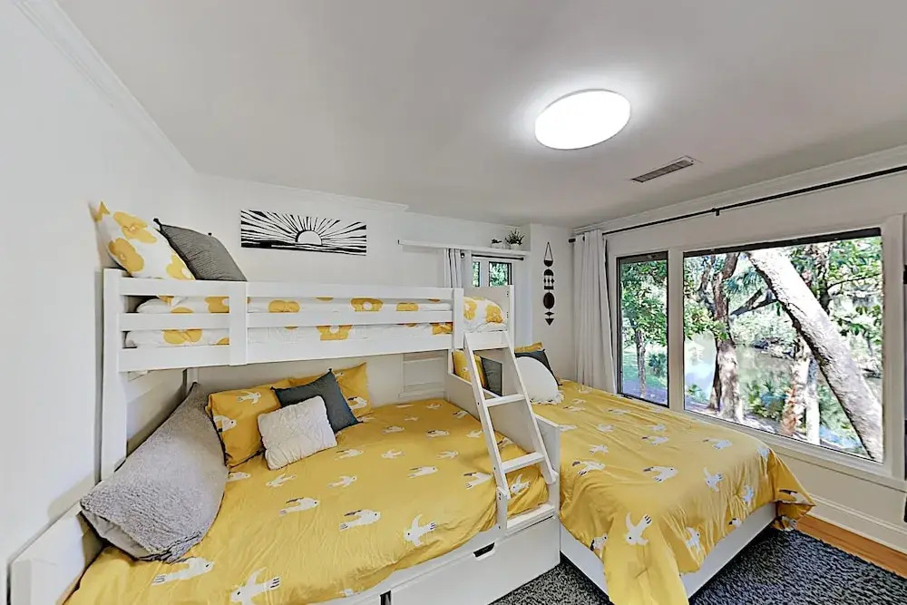 Stylish Fairway Oaks - Walk To The Beach! 3 Bedroom Home