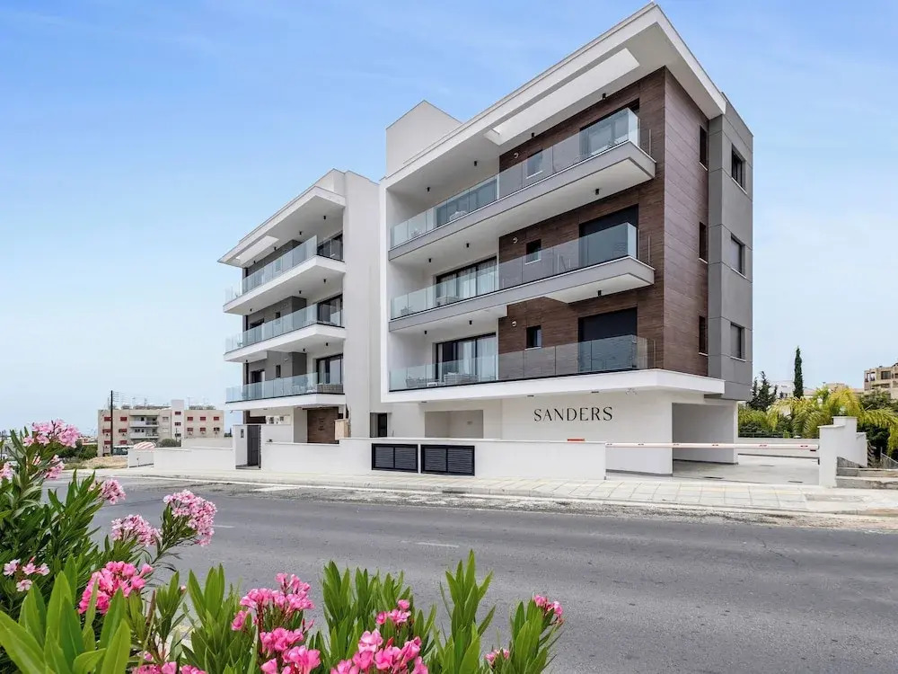 Sanders Elgio - Neat 3-bdr Apt With Rooftop