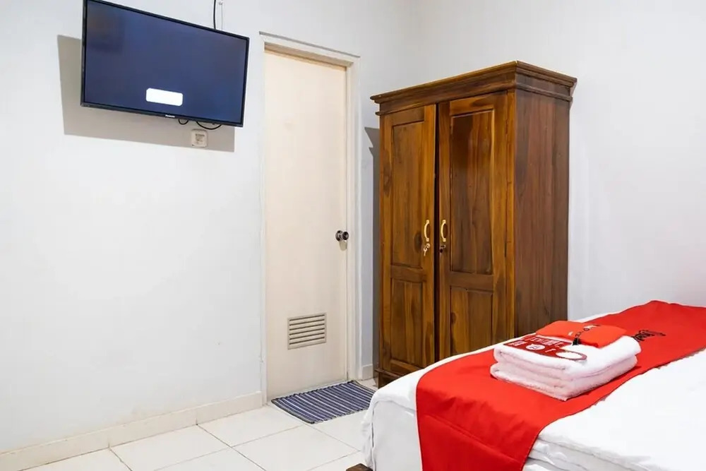 Guest House Kost and Kantin by RedDoorz