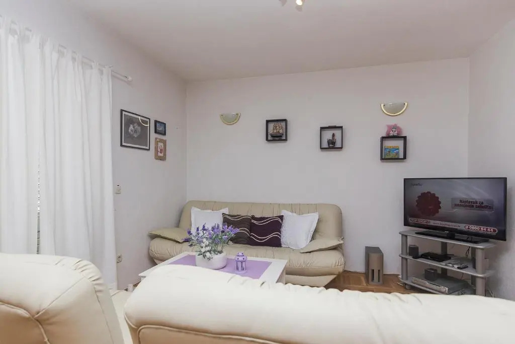 Apartment and room Marin Makarska