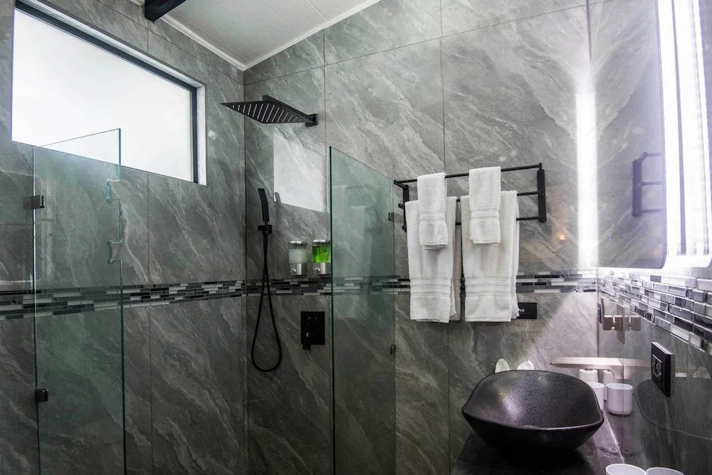 Villa Roca Boutique Resort & Suites